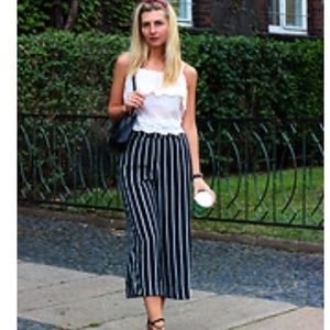 💕NWT💕 Navy and White Striped Culotte pants